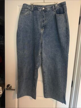 PrettyLittleThing Mid Rise Straight Leg Jeans in Blue Wash